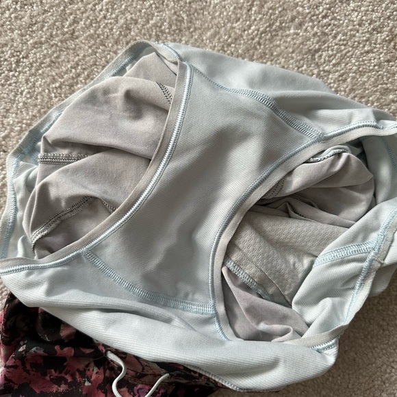 Lululemon Hotty Hot Low-Rise Lined Short 4" Stencil Blossom Red Multi/Sheer Blue - Picture 7 of 7